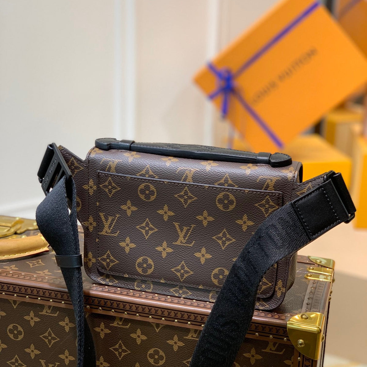 LOU S LOCK SLING BAG