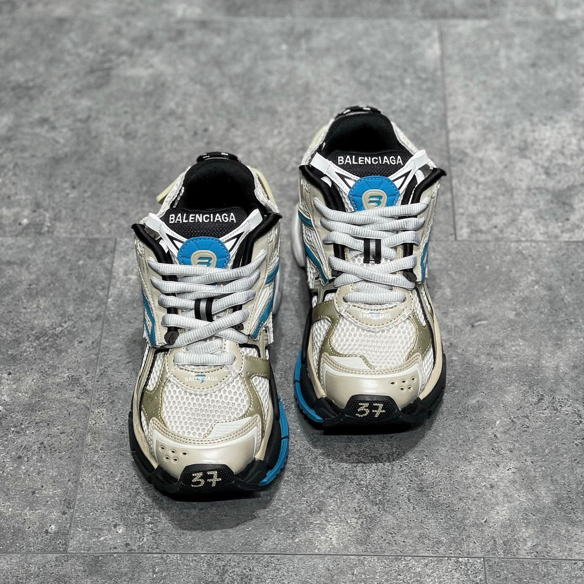 BAL RUNNER TRAINERS