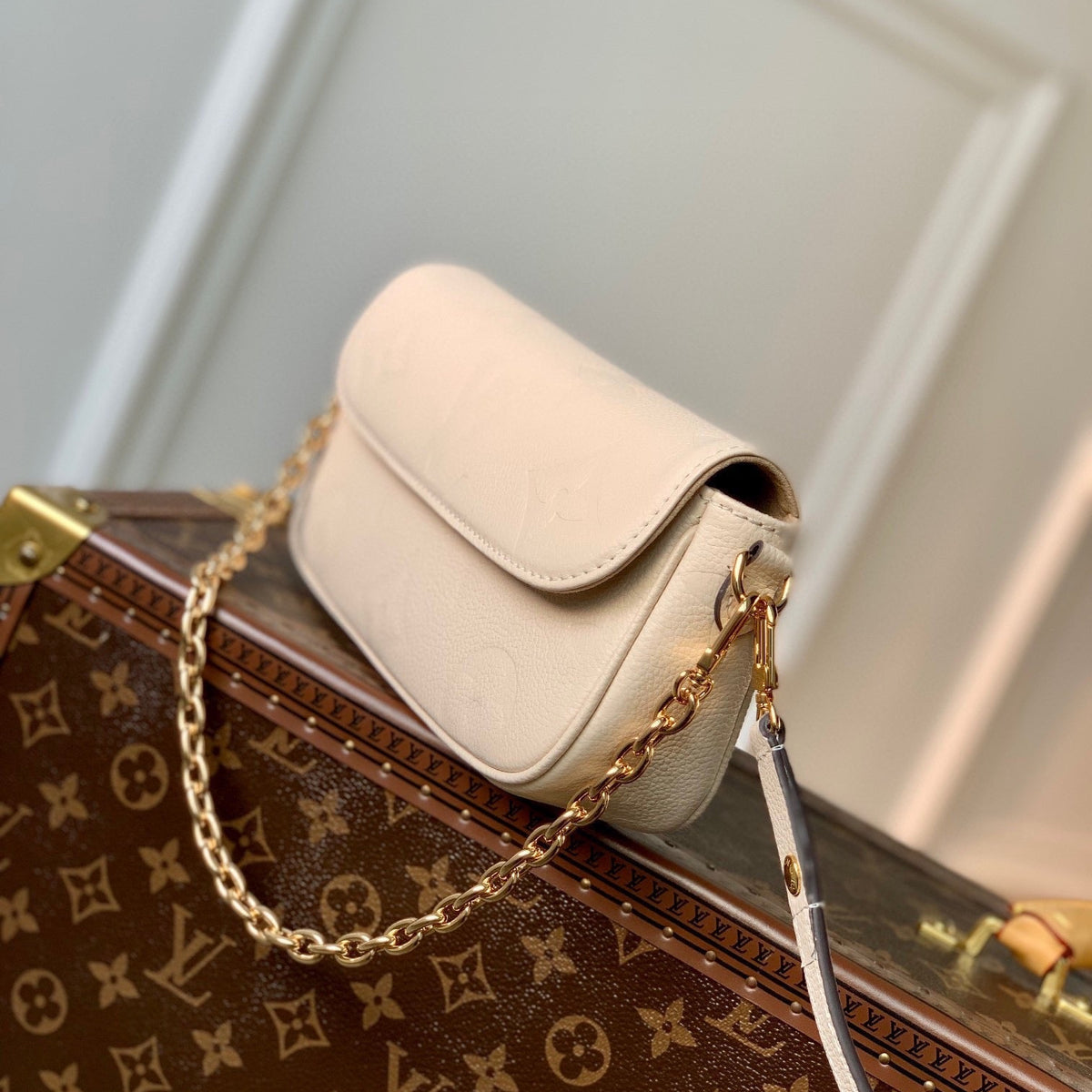 LOU IVY WALLET ON CHAIN BAG