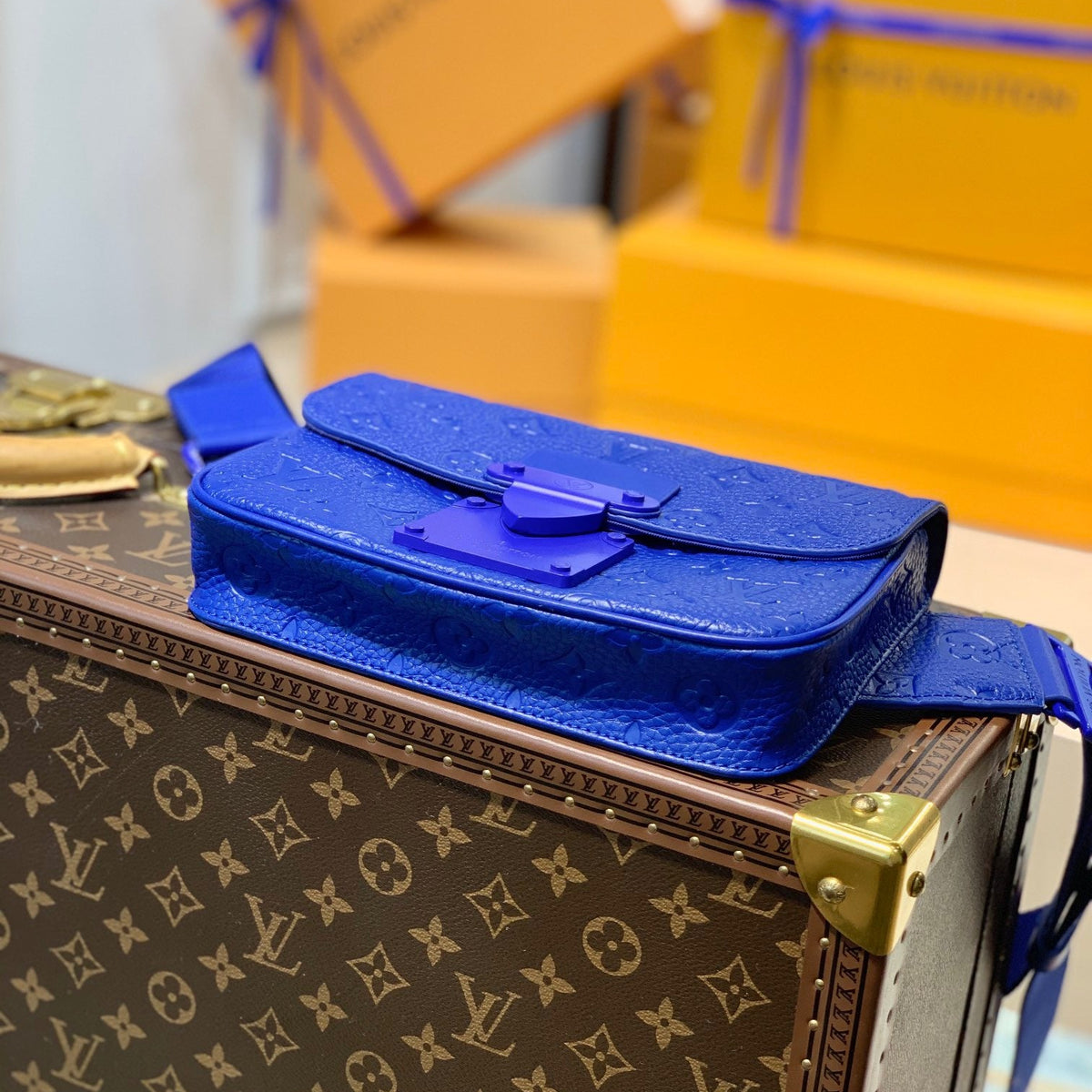 LOU S LOCK SLING BAG