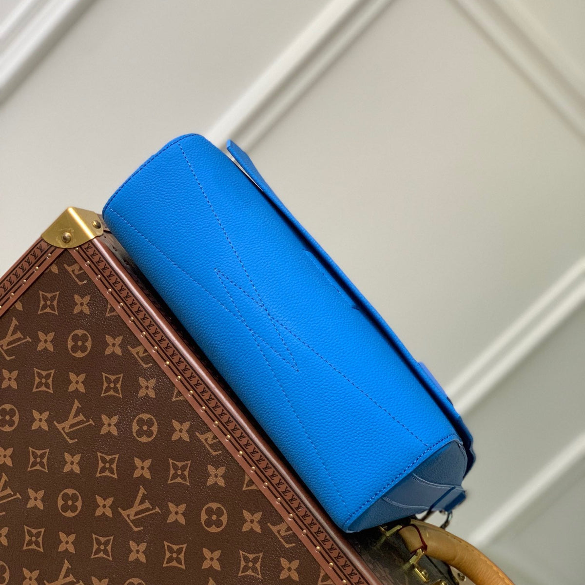 LOU TAKEOFF MESSENGER BAG