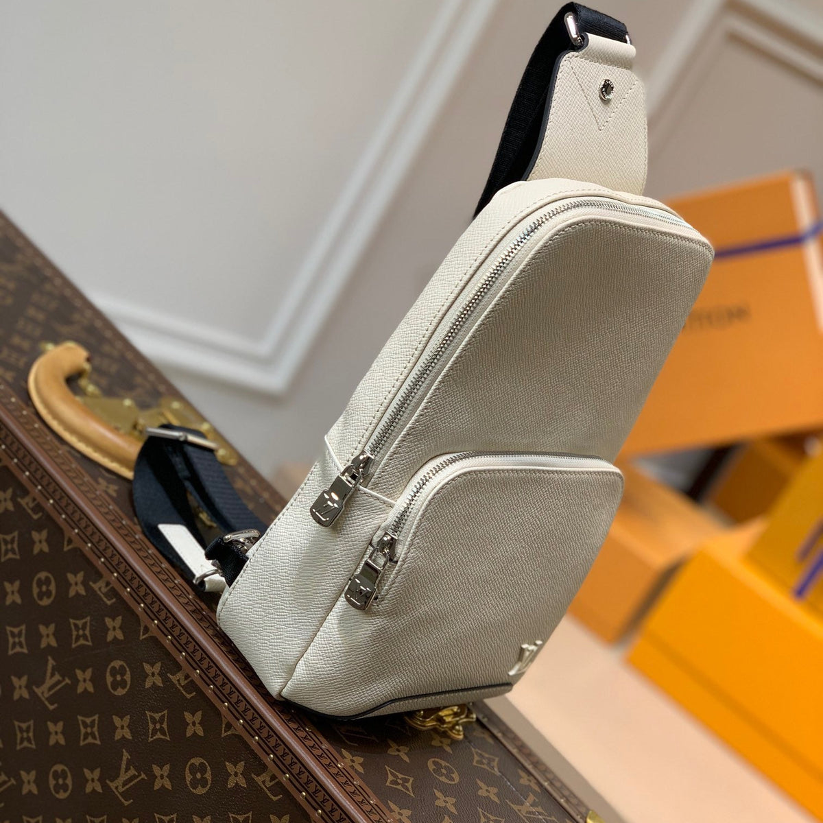 LOU AVENUE SLING BAG
