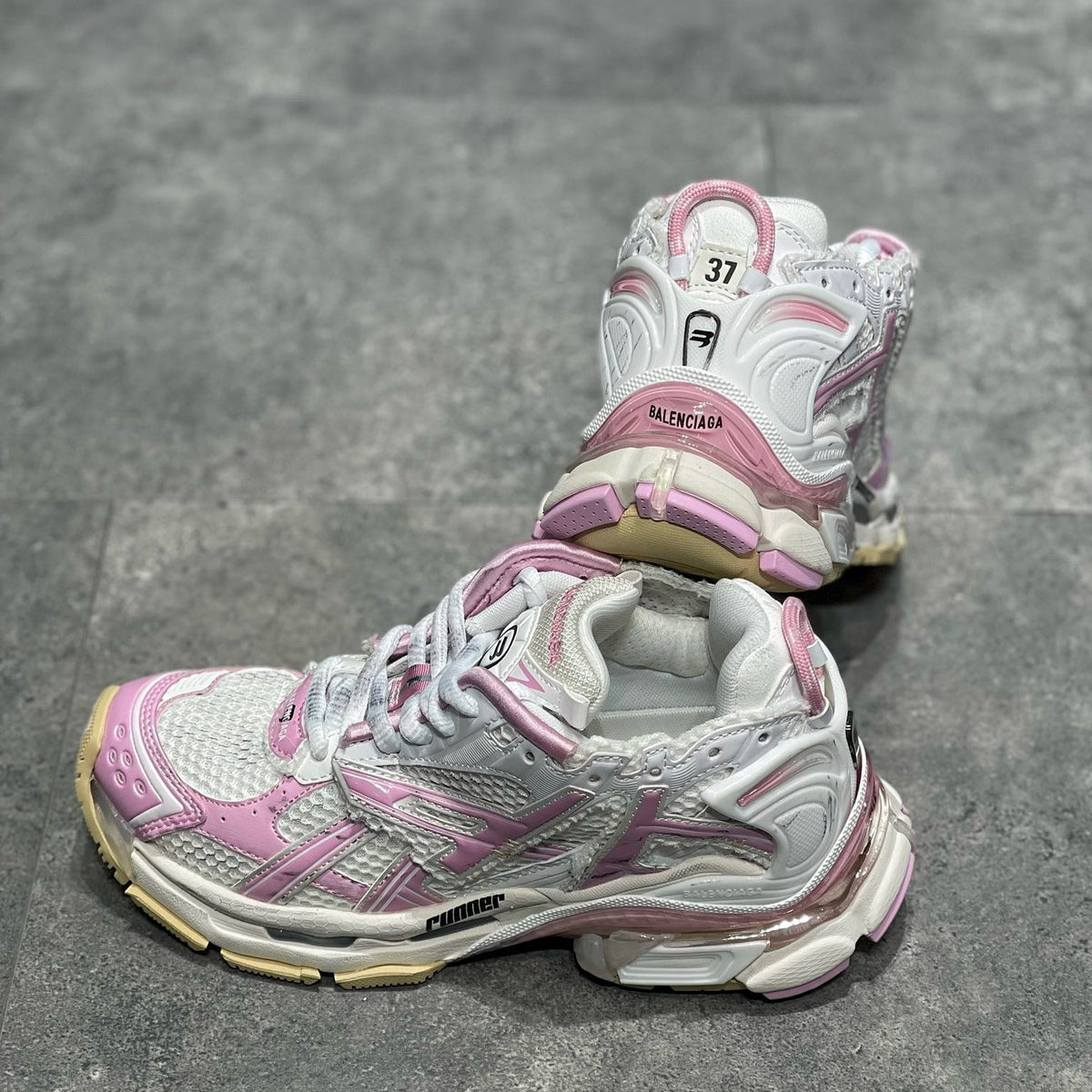 BAL RUNNER TRAINERS