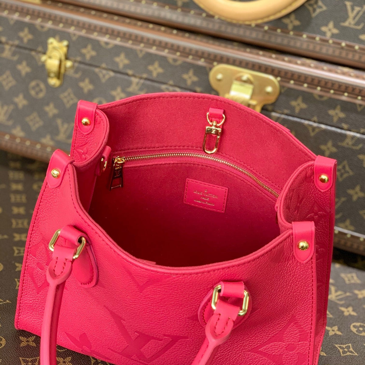 LOU ONTHEGO PM TOTE BAG