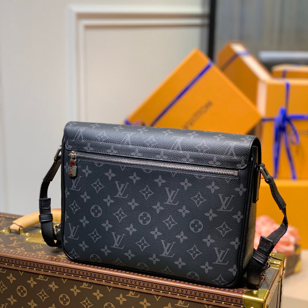 LOU MESSENGERAMA BAG