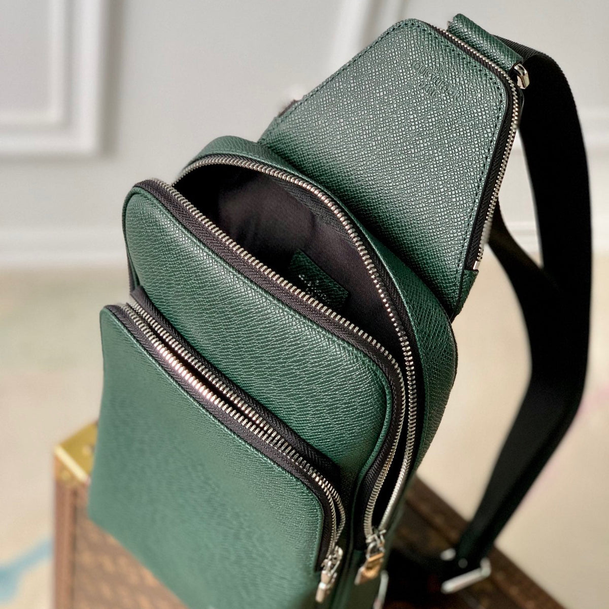LOU AVENUE SLING BAG