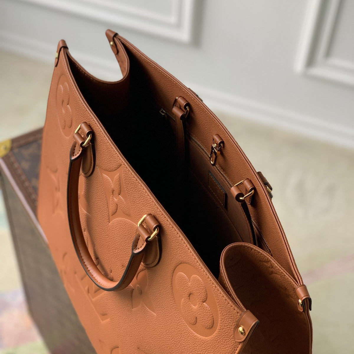 LOU ONTHEGO PM TOTE BAG