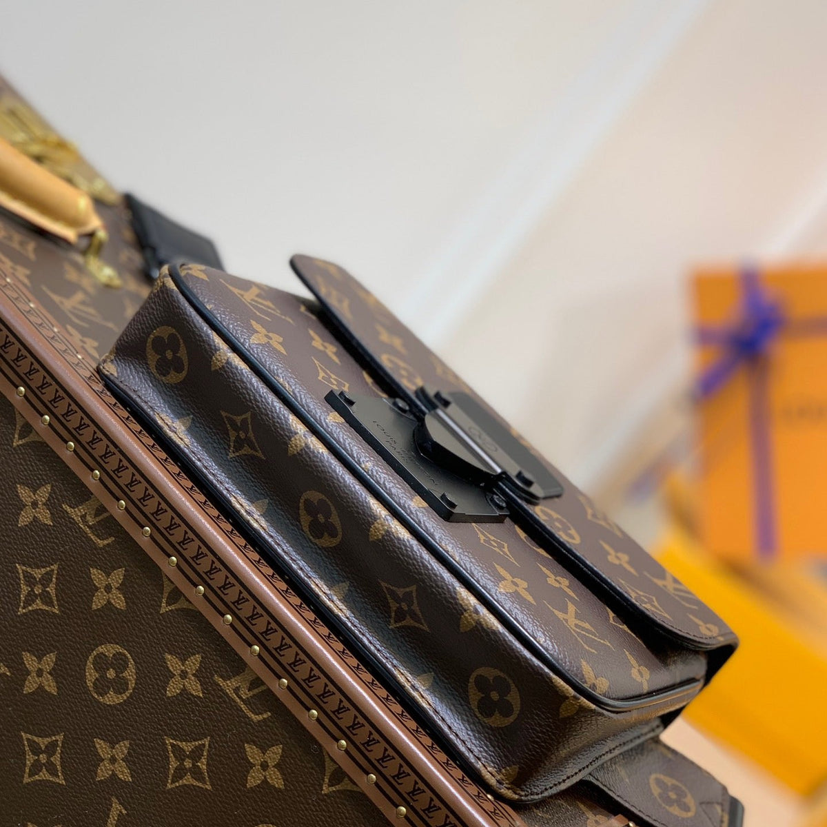 LOU S LOCK SLING BAG