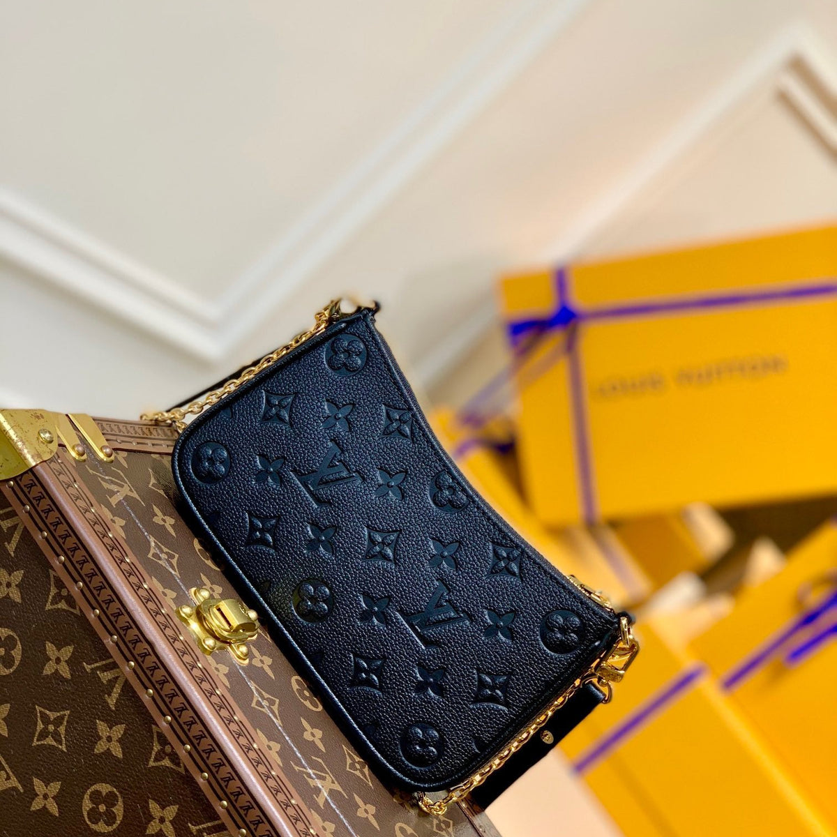 LOU EASY POUCH ON STRAP