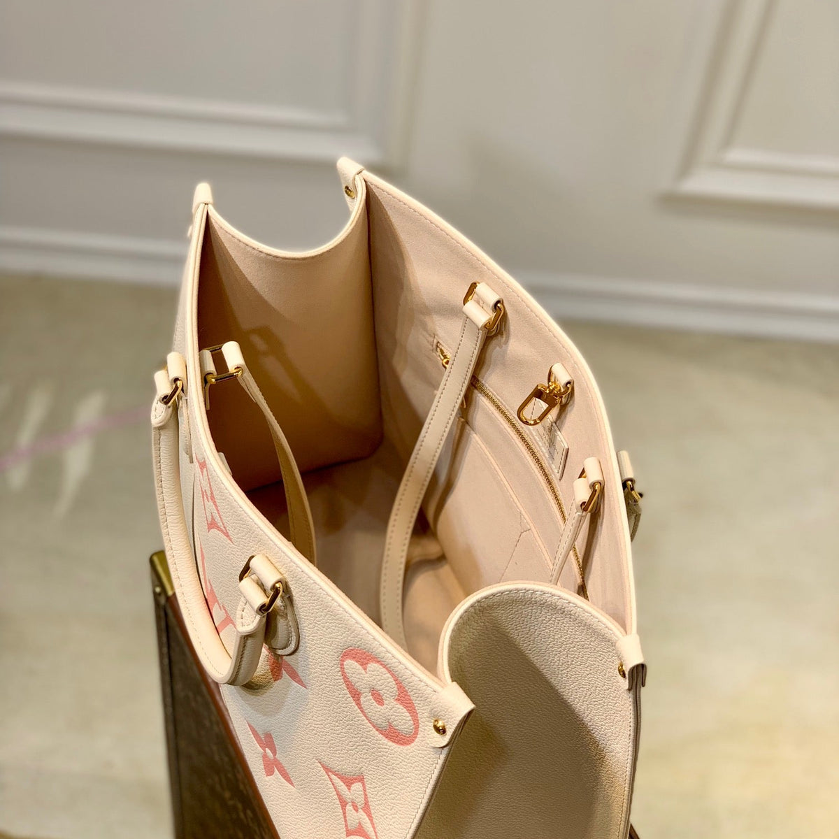 LOU ONTHEGO PM TOTE BAG