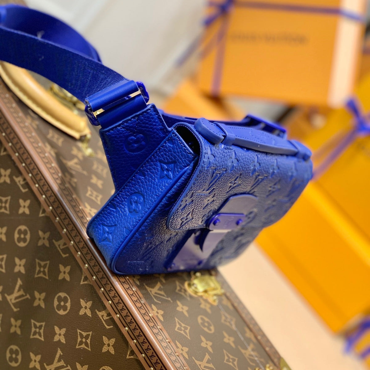 LOU S LOCK SLING BAG