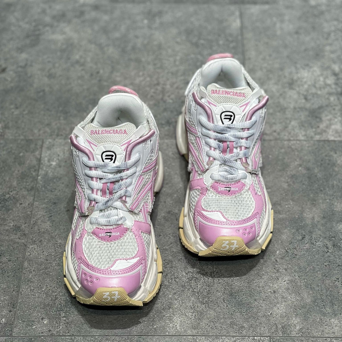 BAL RUNNER TRAINERS
