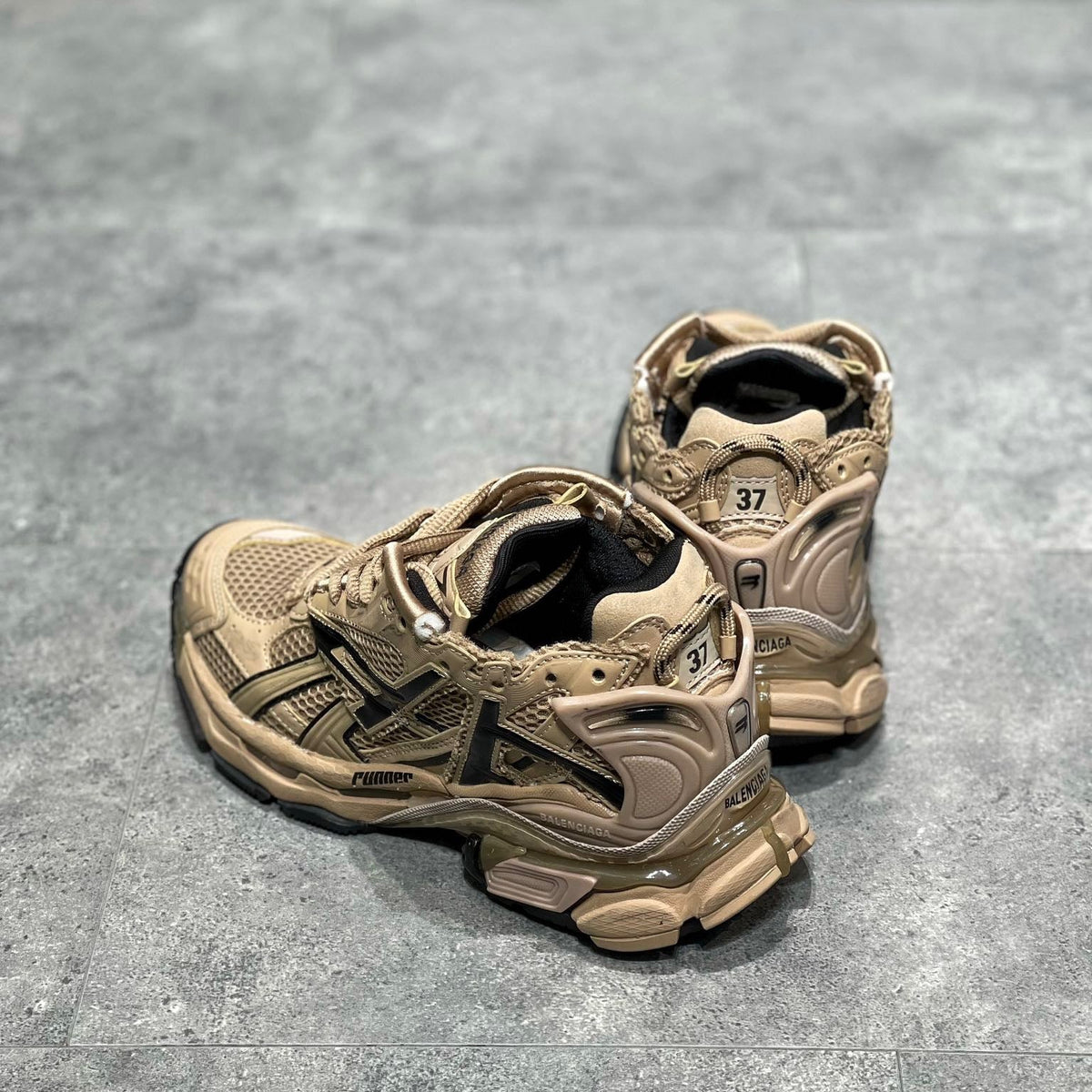 BAL RUNNER TRAINERS