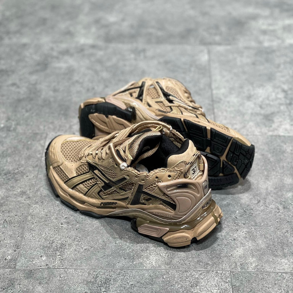 BAL RUNNER TRAINERS