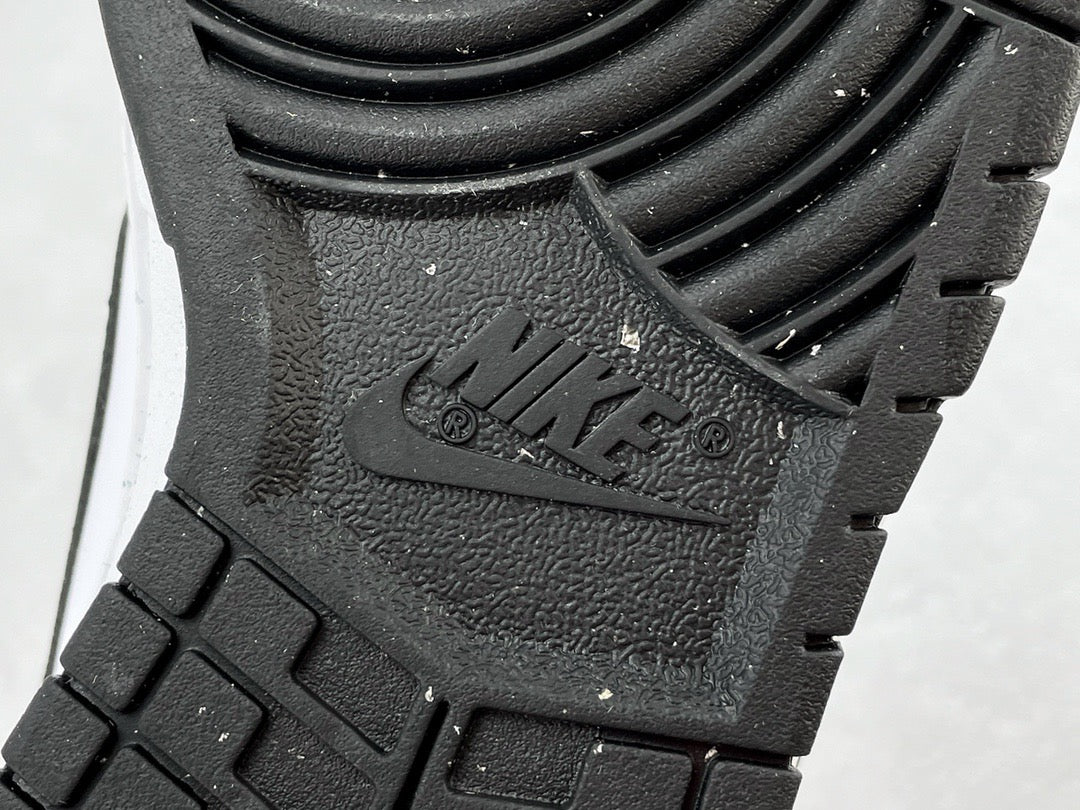 DUNK LOW BLACK / WHITE
