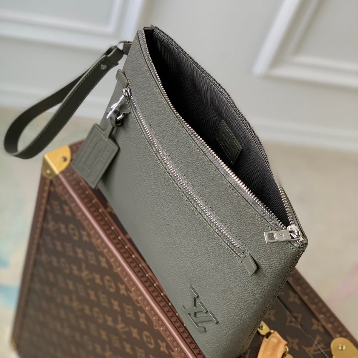 LOU TAKEOFF POUCH