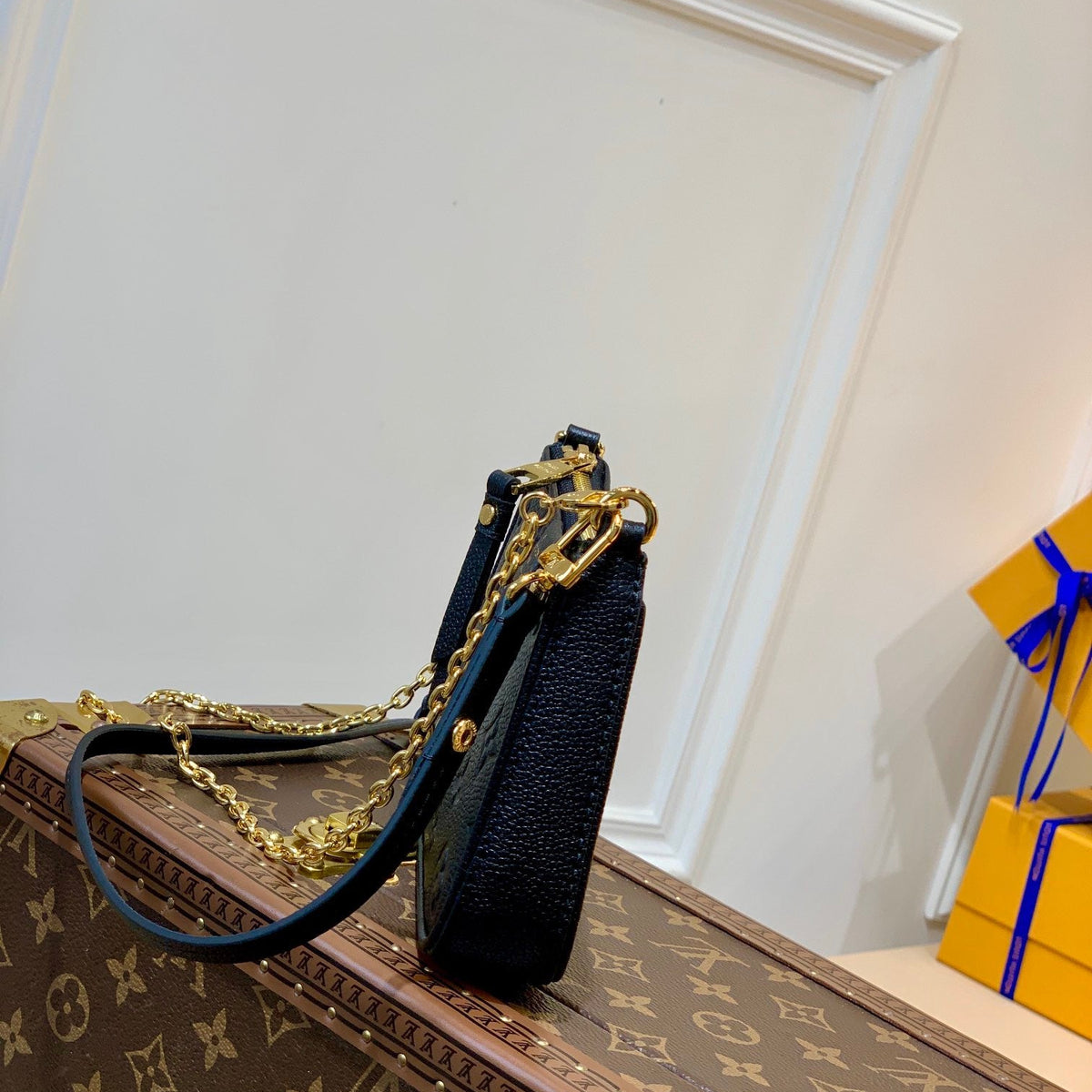 LOU EASY POUCH ON STRAP