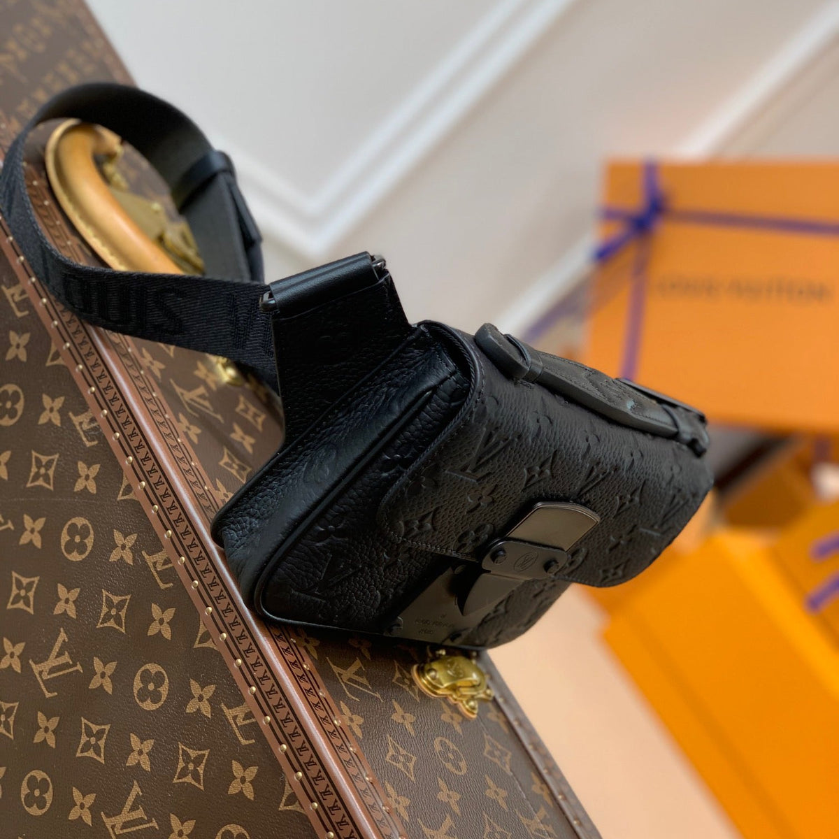 LOU S LOCK SLING BAG