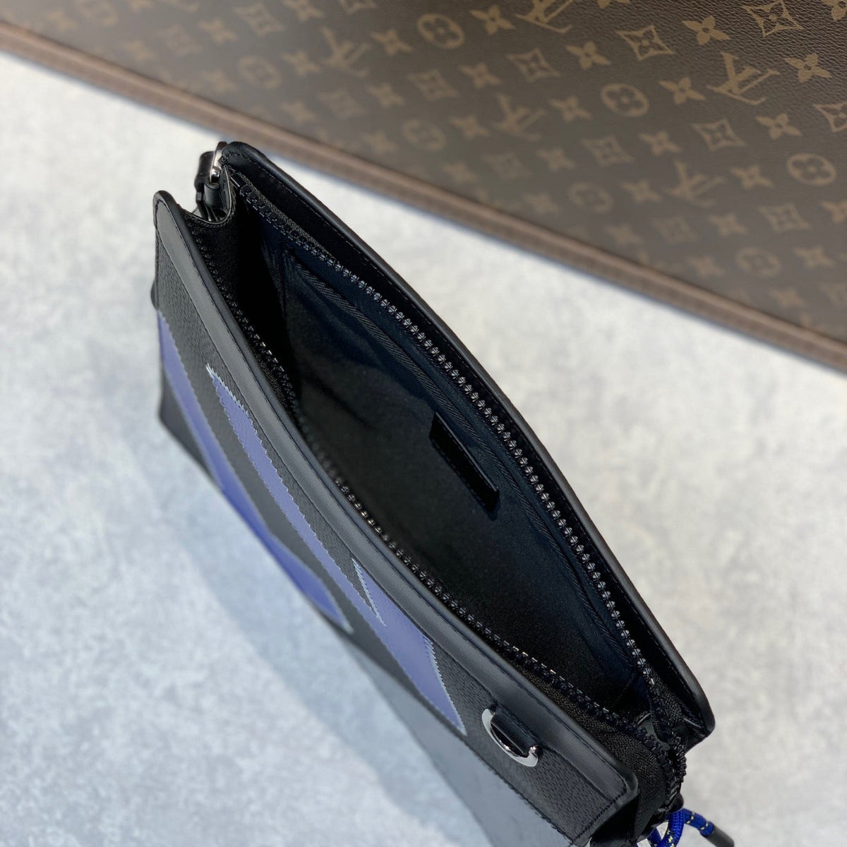LOU STANDING POUCH