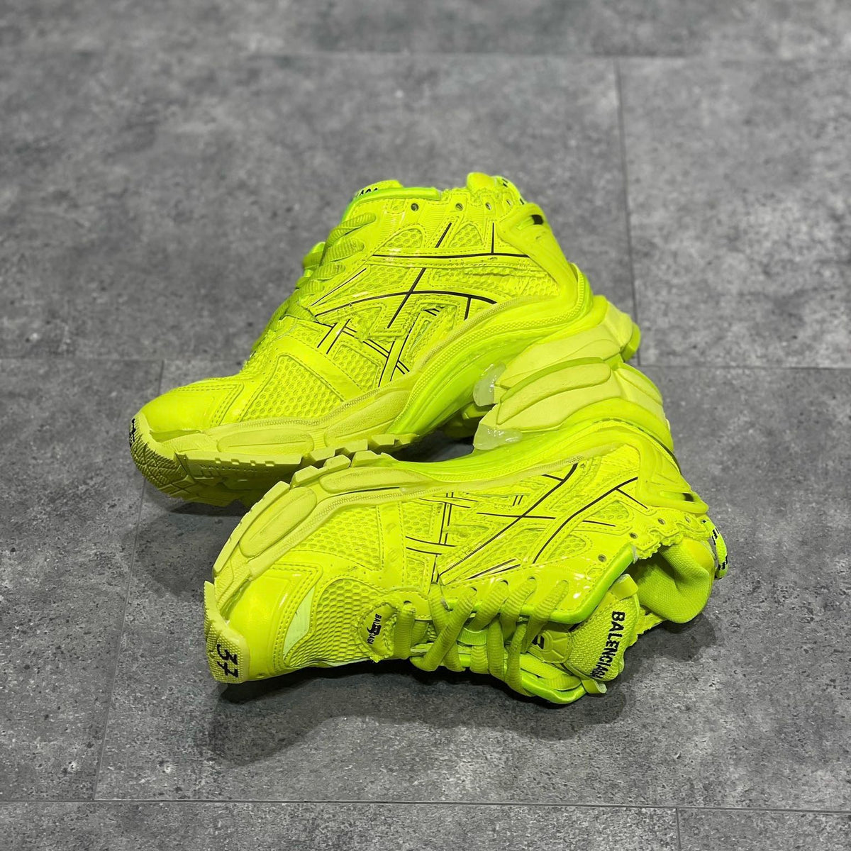 BAL RUNNER TRAINERS