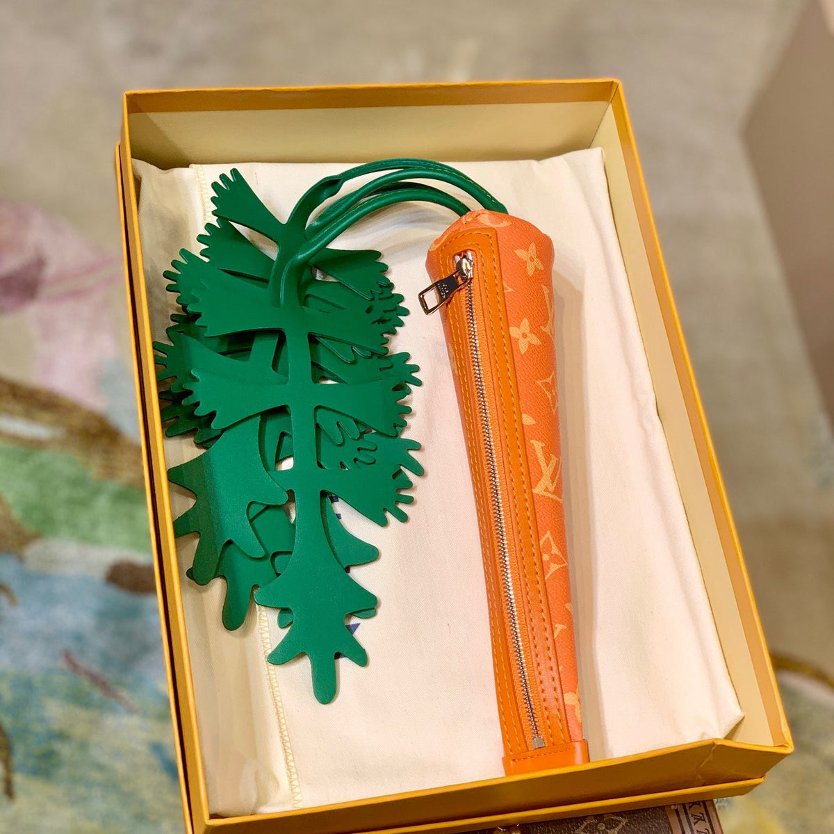 LOU CARROT POUCH