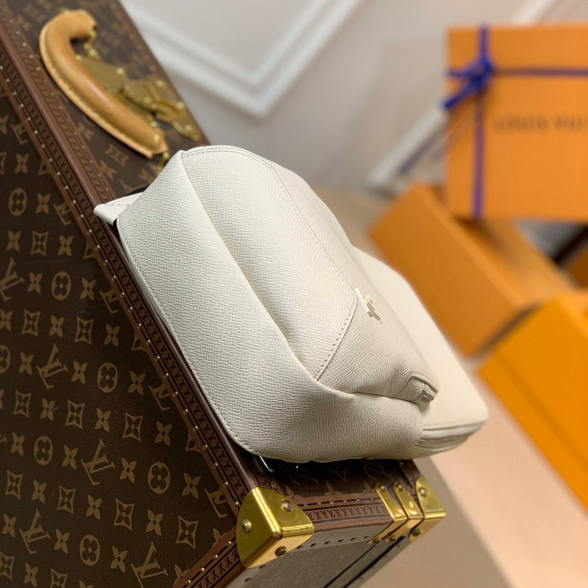 LOU AVENUE SLING BAG
