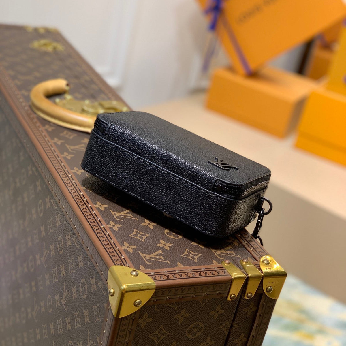 LOU ALPHA WEARABLE WALLET