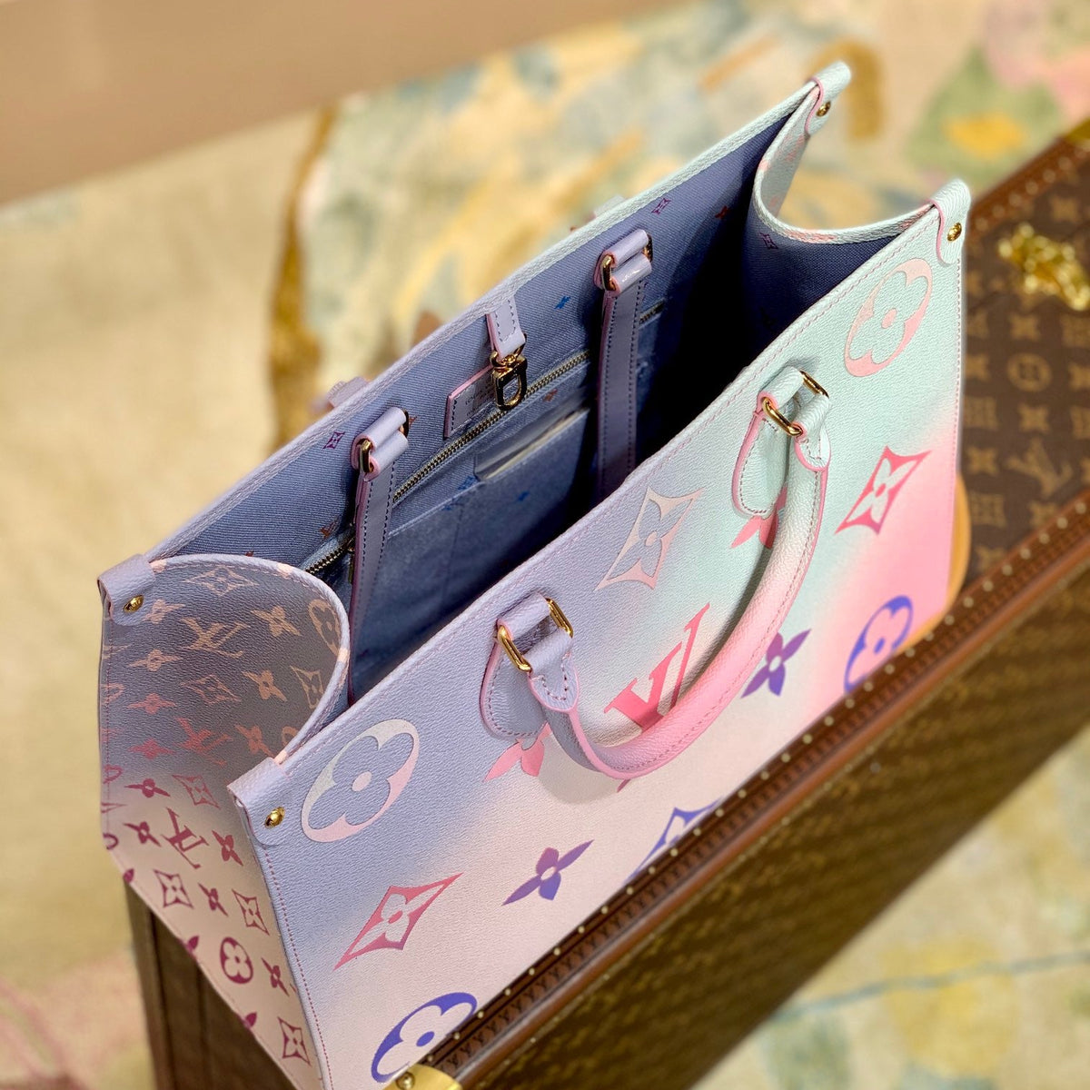 LOU ONTHEGO PM TOTE BAG