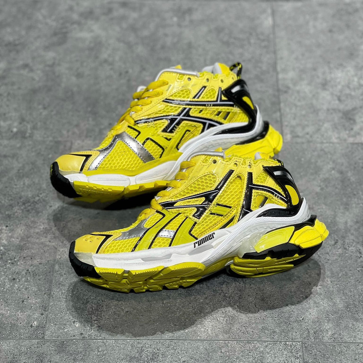 BAL RUNNER TRAINERS