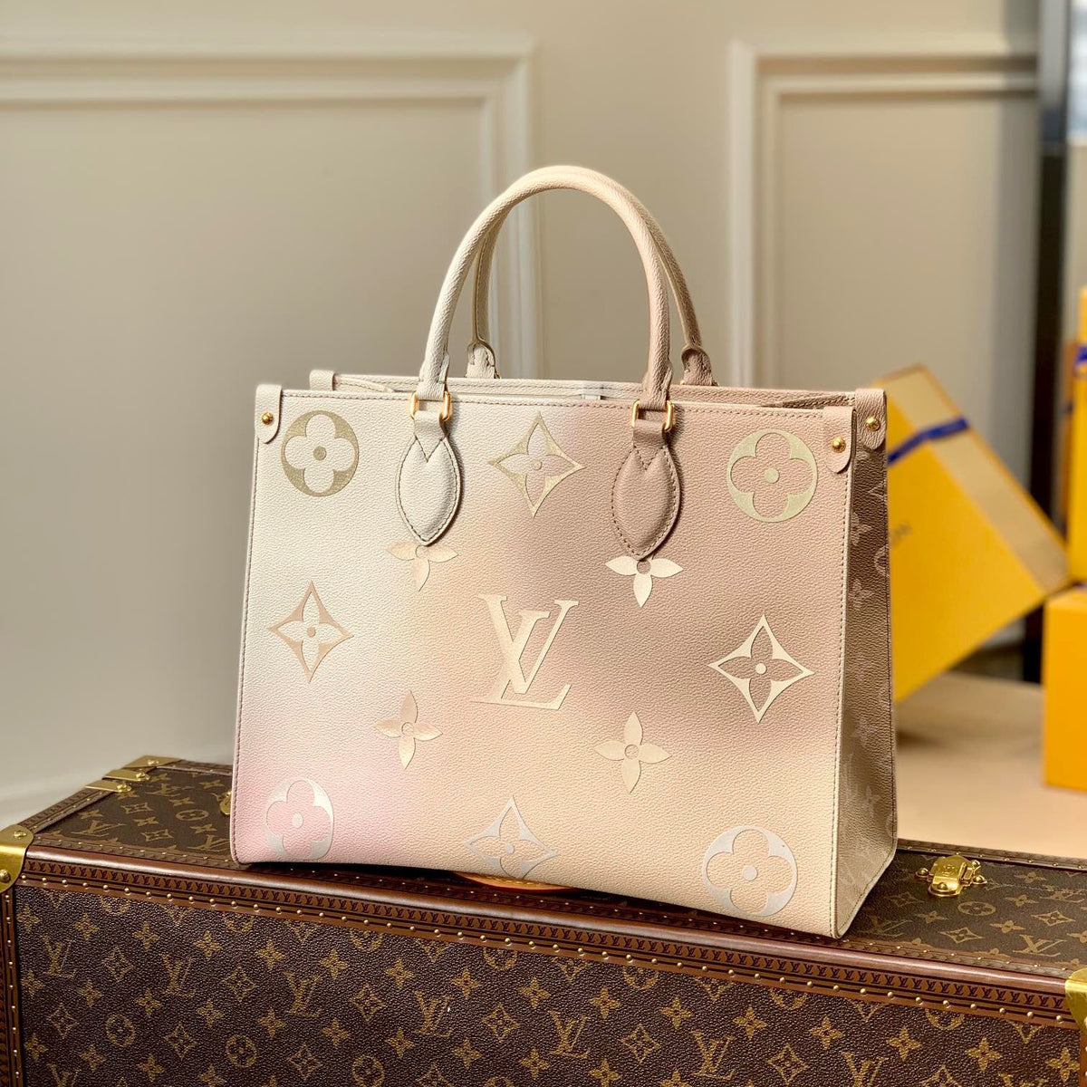 LOU ONTHEGO PM TOTE BAG