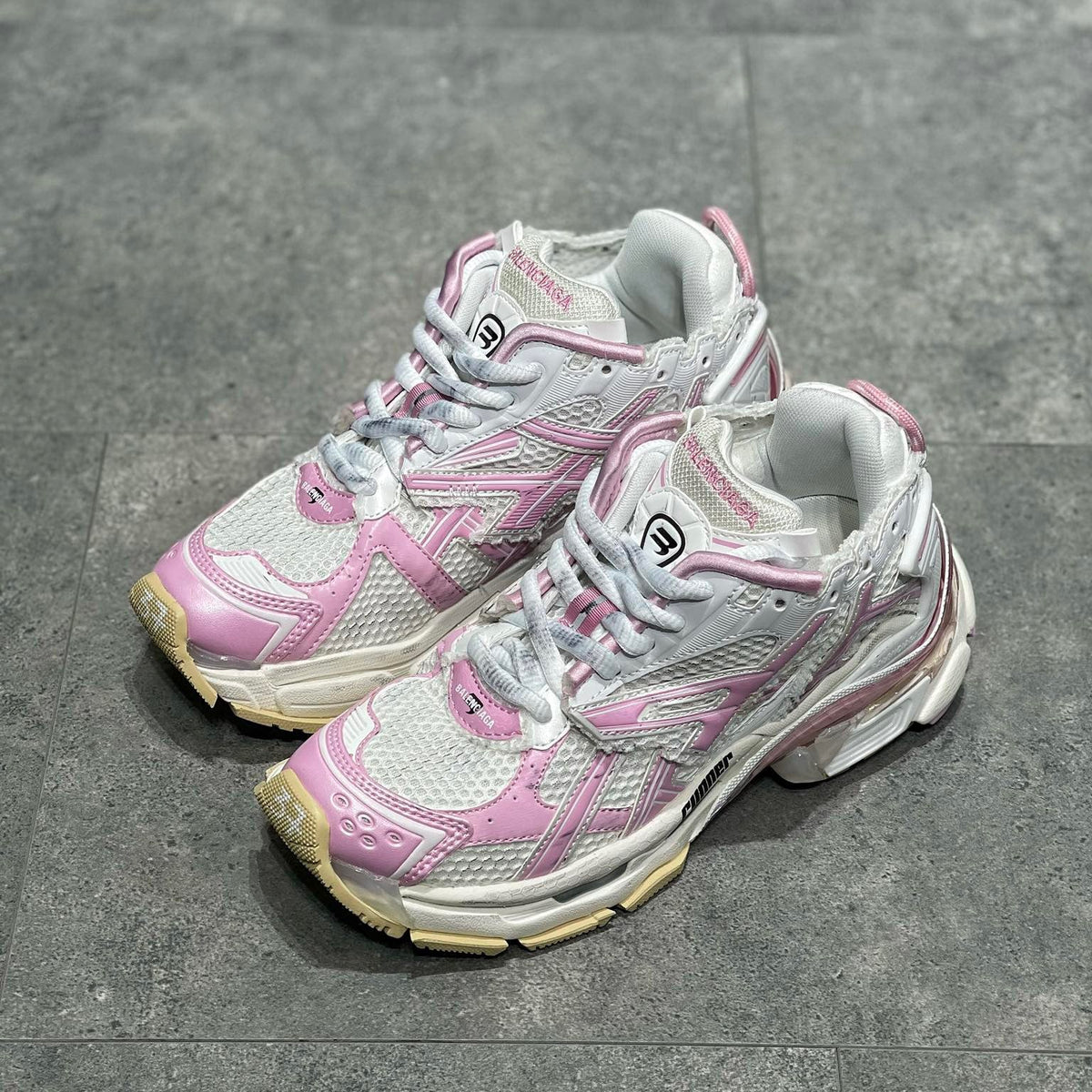 BAL RUNNER TRAINERS