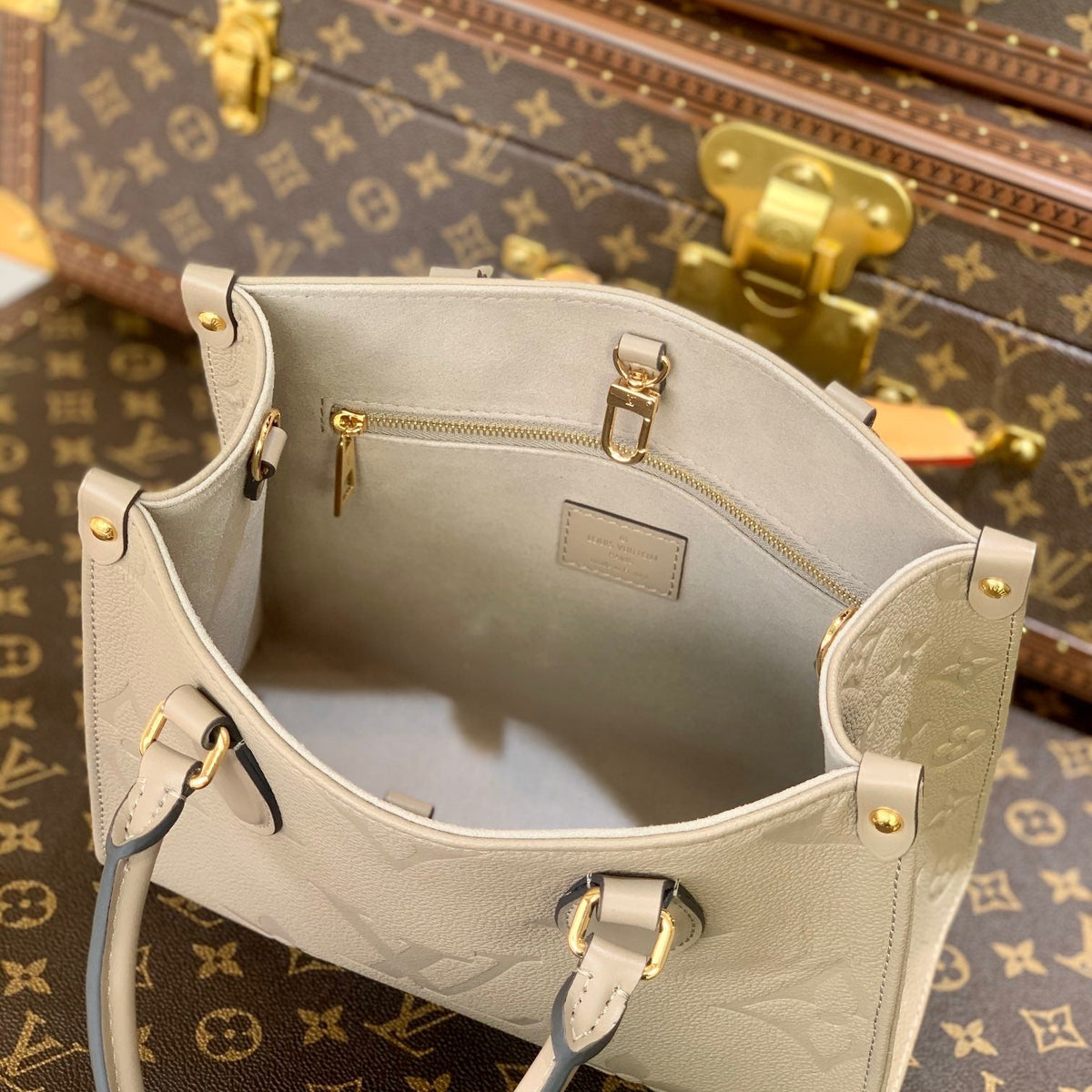 LOU ONTHEGO PM TOTE BAG