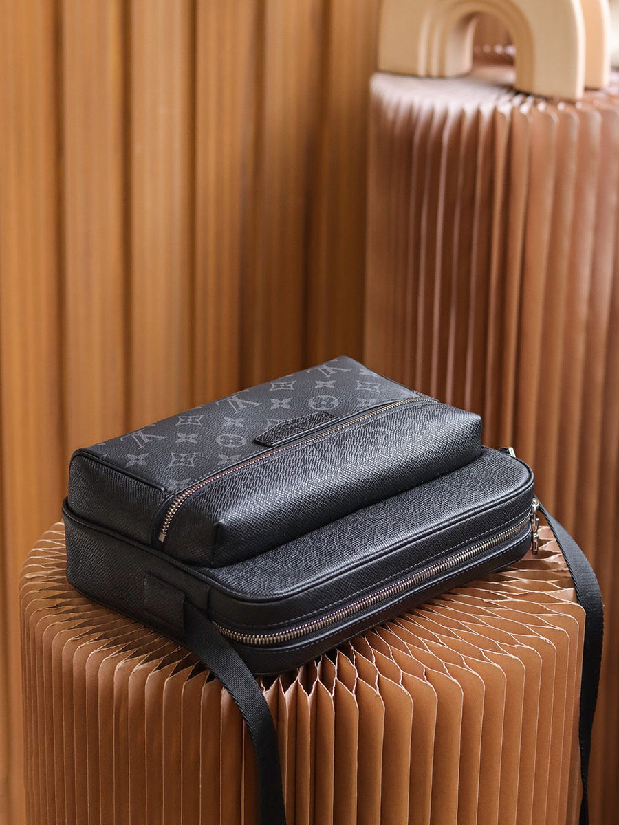 LOU OUTDOOR MESSENGER BAG