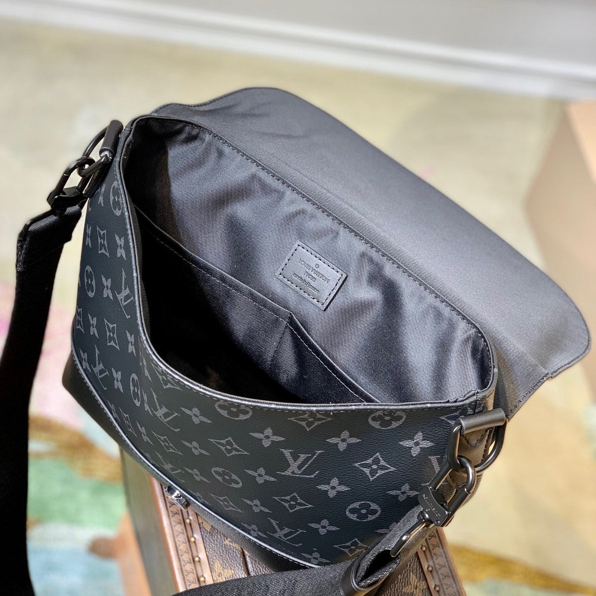 LOU SAUMUR MESSENGER BAG