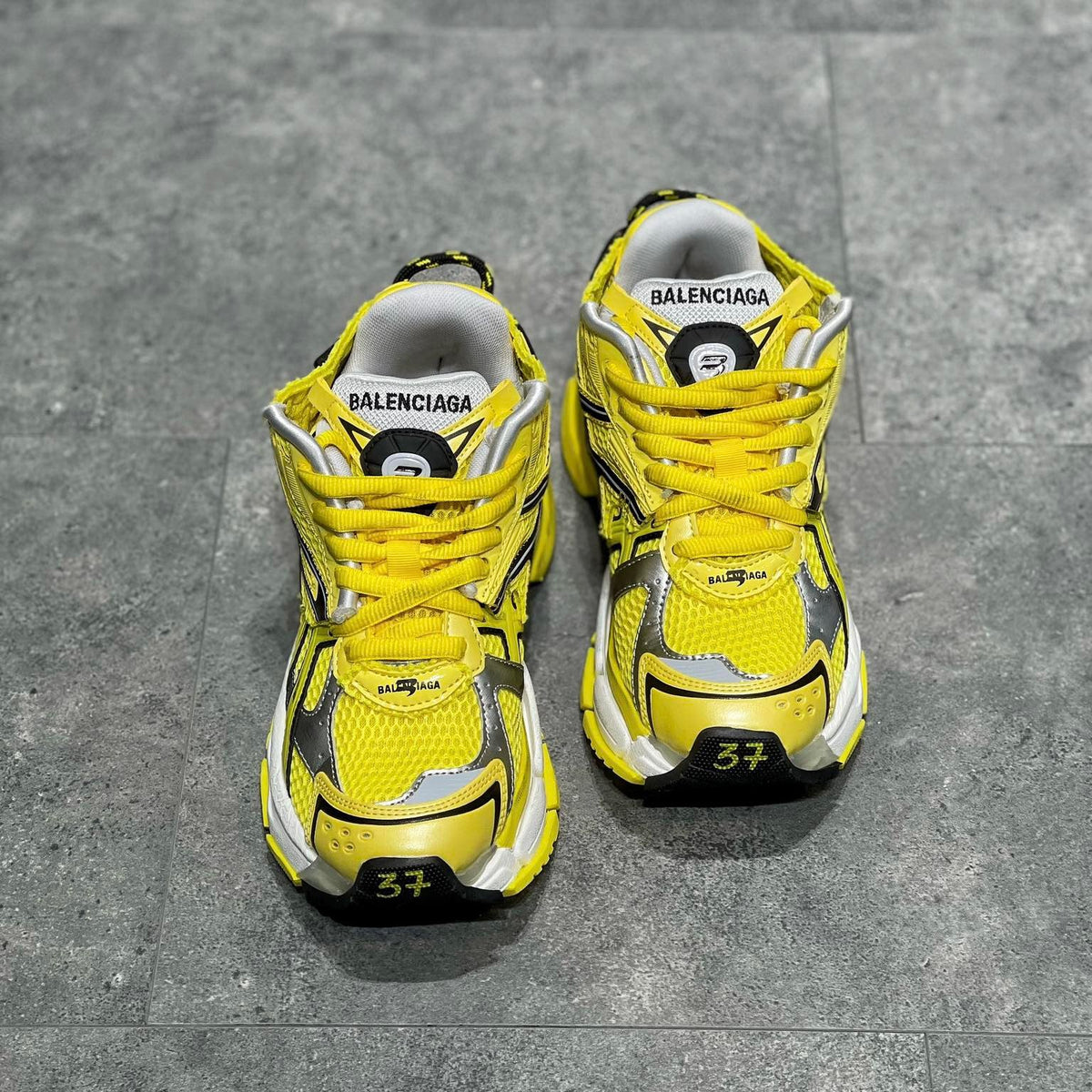 BAL RUNNER TRAINERS