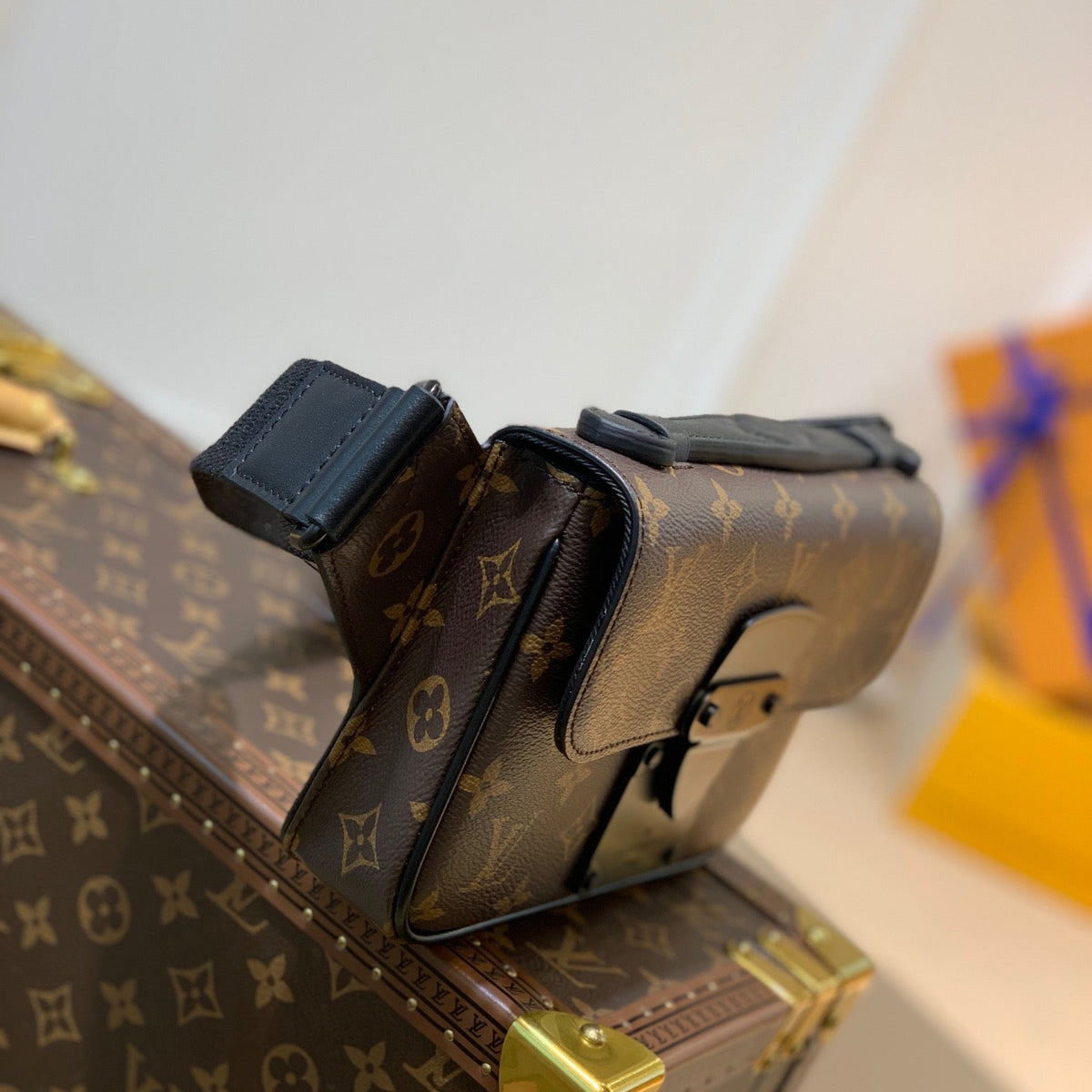 LOU S LOCK SLING BAG