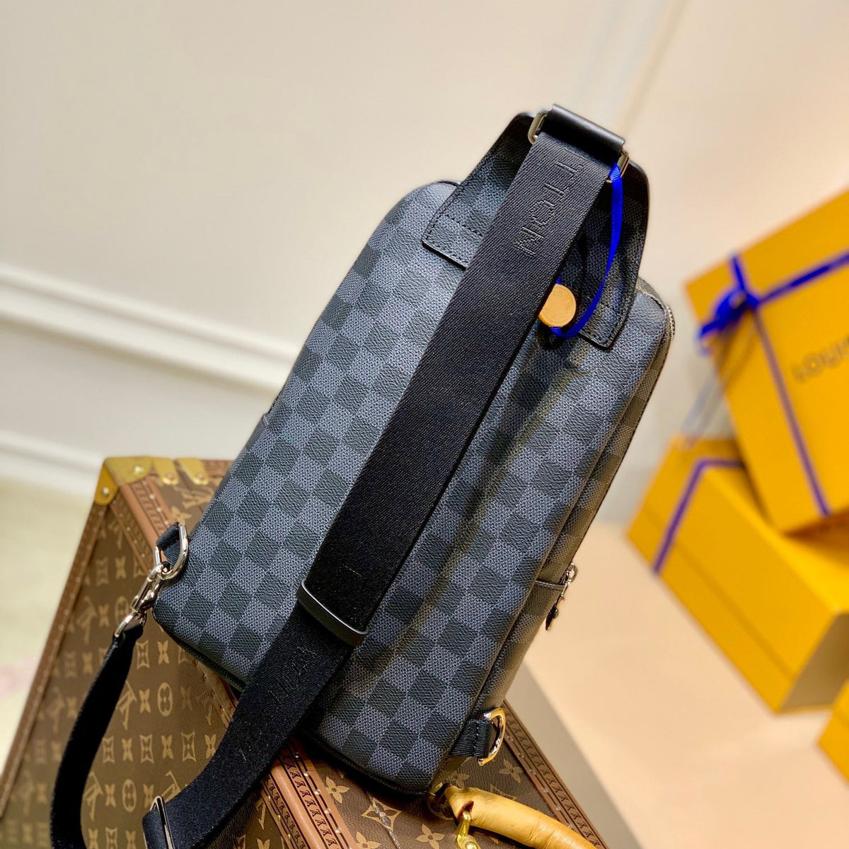 LOU AVENUE SLING BAG