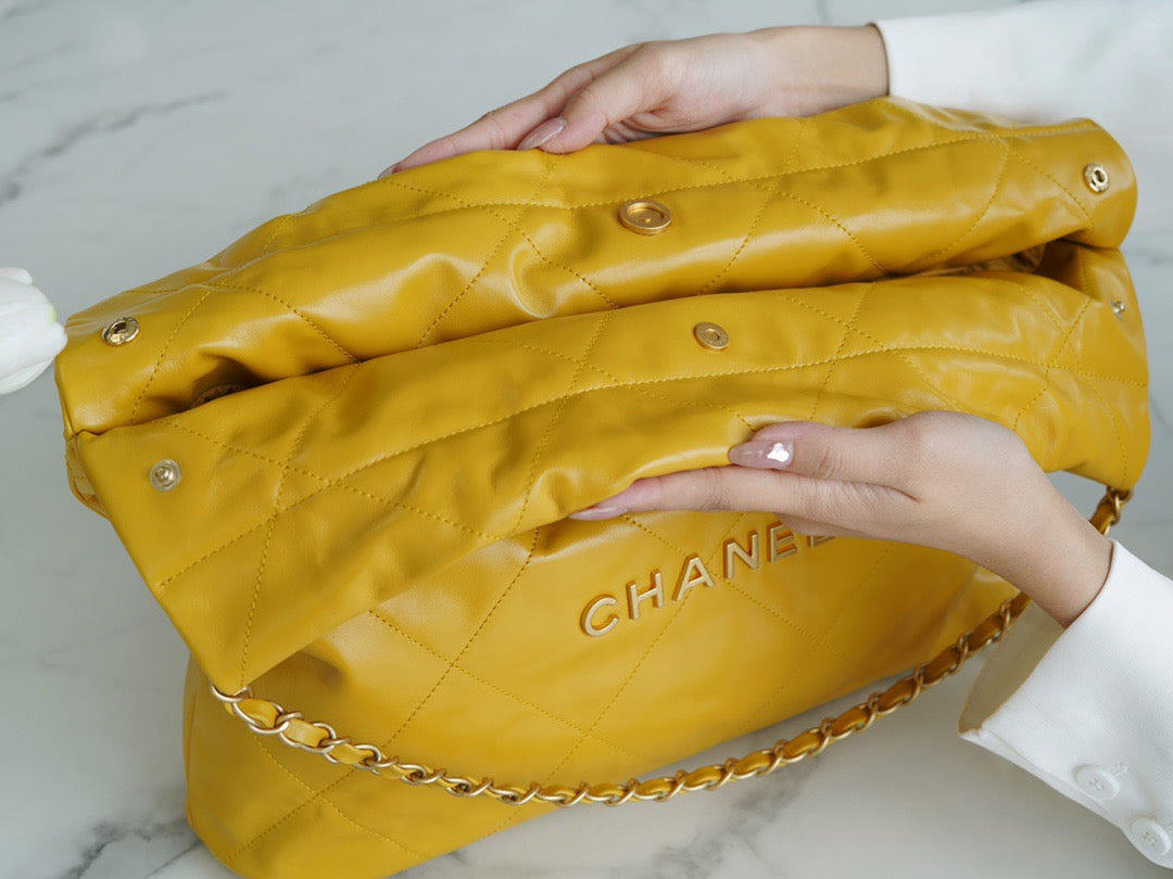 CC 22 SMALL HANDBAG