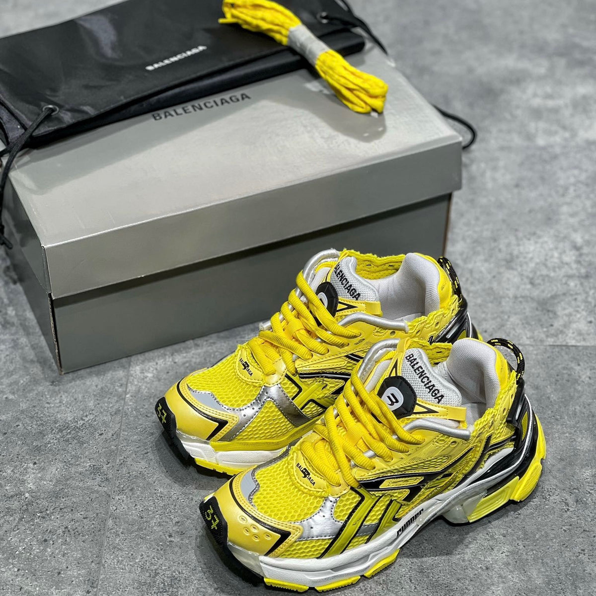BAL RUNNER TRAINERS