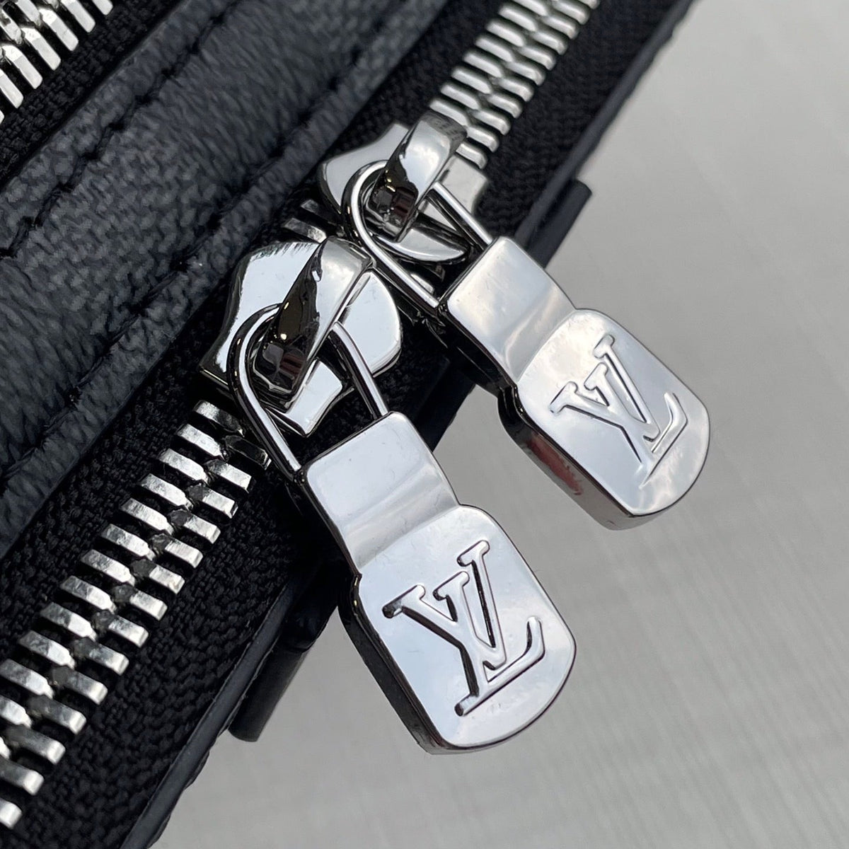 LOU ALPHA WEARABLE WALLET