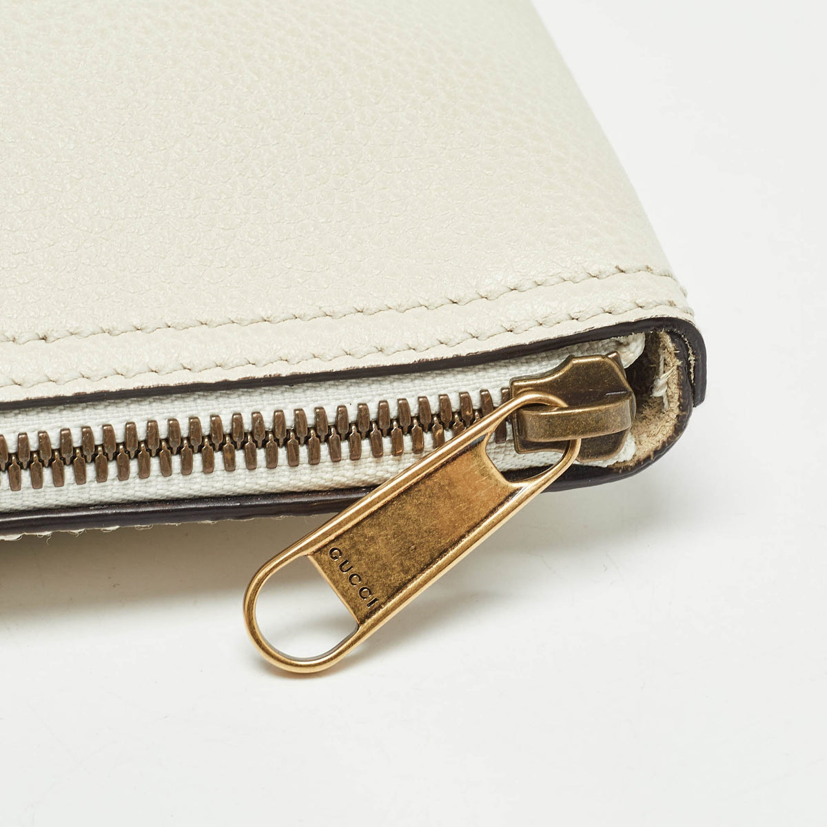 GUCCI Off White Leather Logo Print Zip Pouch