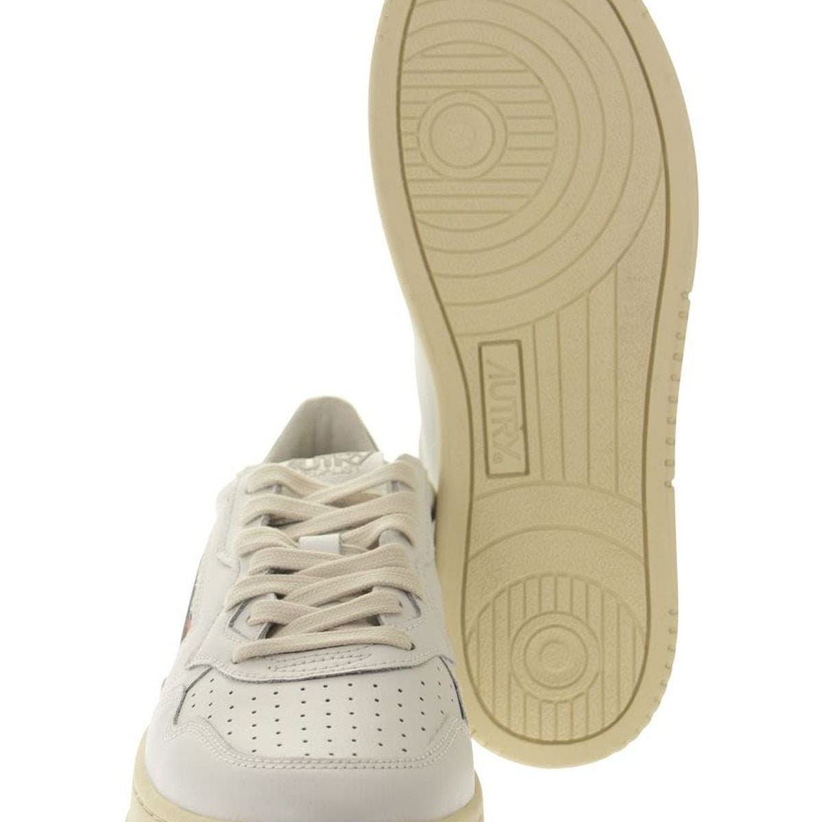 MEDALIST WHITE/BLACK TRAINER